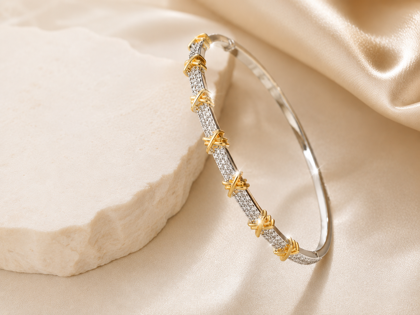 [NEU] Capri Swarovski™ Armreif – Mit Zirkonia besetzt, 18K vergoldet + KOSTENLOSER VERSAND